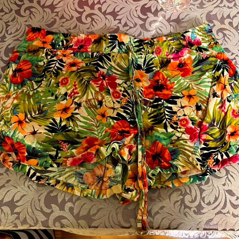 Cute floral flow shorts with tie size:M